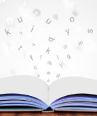 livro aberto com letras representa uma gramatica para concursos públicos e sites para estudar gratuitamente