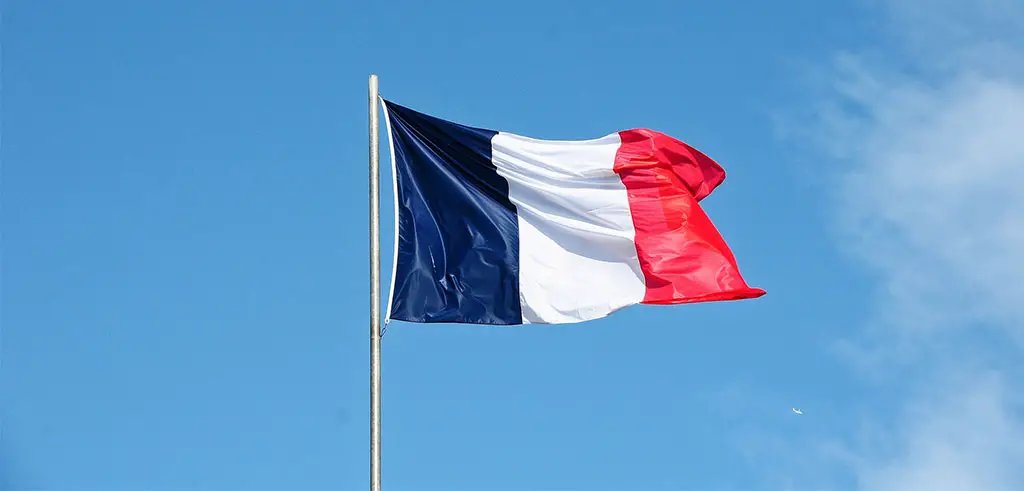 Bandeira francesa, patriotismo e apostilas de francês em PDF