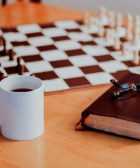 Livro, café e um bom tabuleiro para estudar xadrez