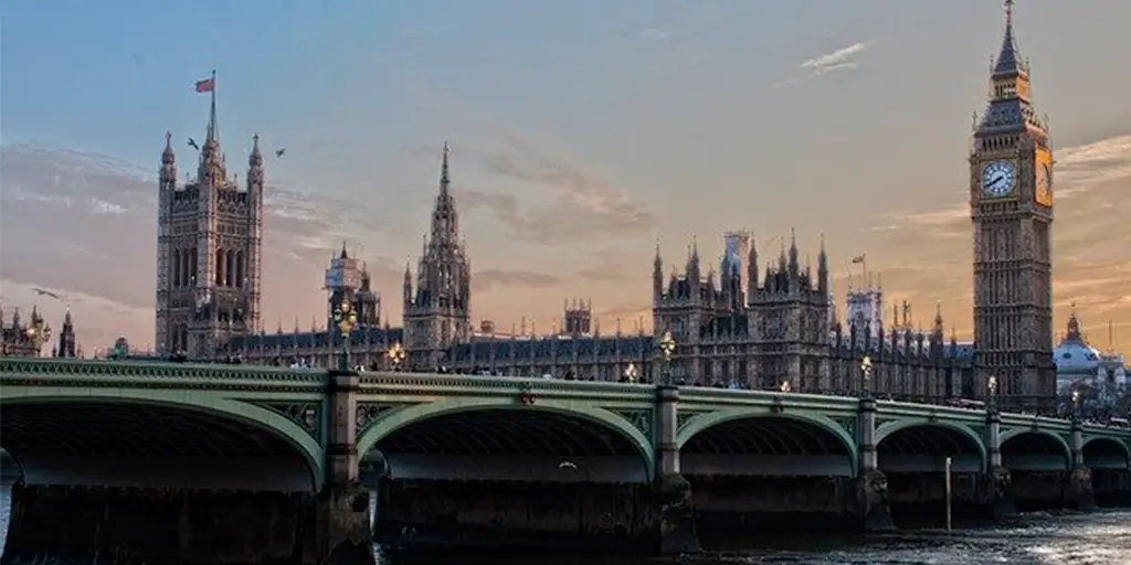 Londres - Parlamento britânico. Conhecer Londres pode ser um excelente motivo para aprender inglês mais rápido.